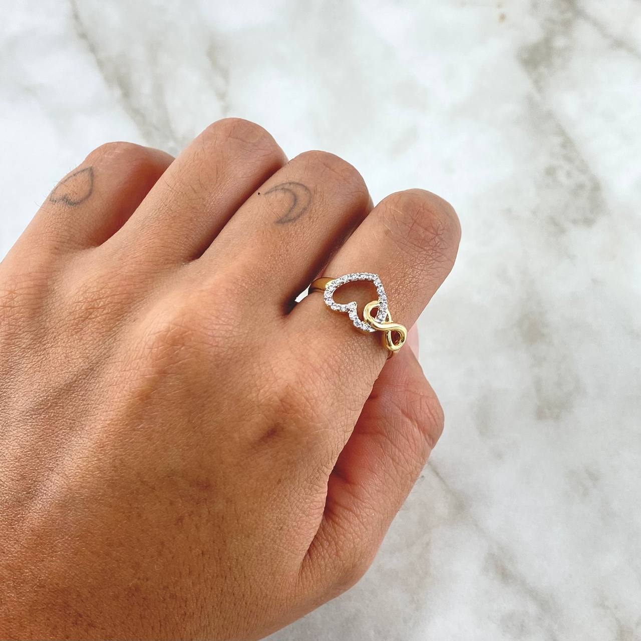 Anillo Corazón Infinito Entrelazados 2.65gr / T7 1/2 / Silueta Circones Blancos Oro Amarillo 18K ©