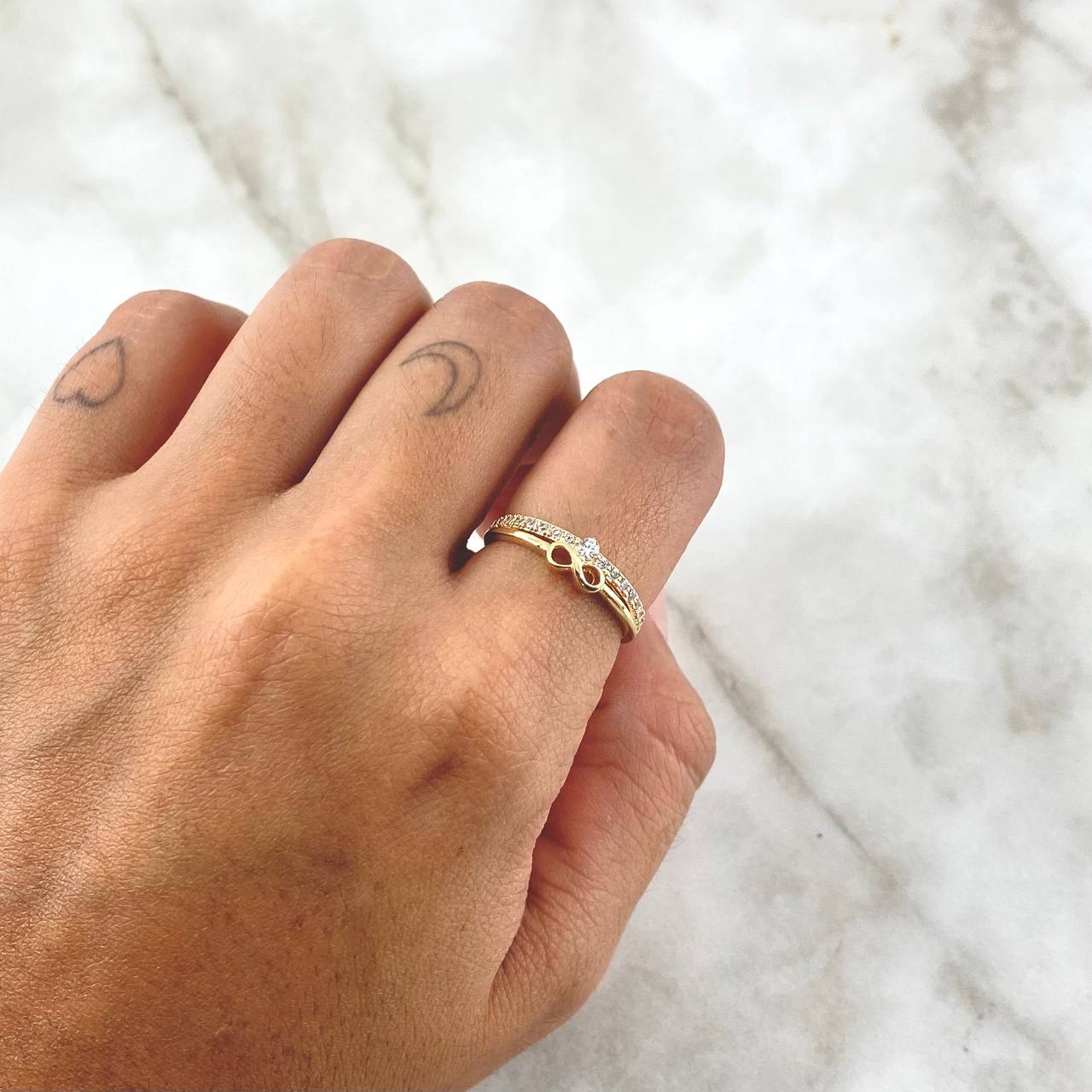 Anillo Infinito Coquett 2.25gr / T6 3/4 / Circones Blancos Oro Amarillo 18K ©