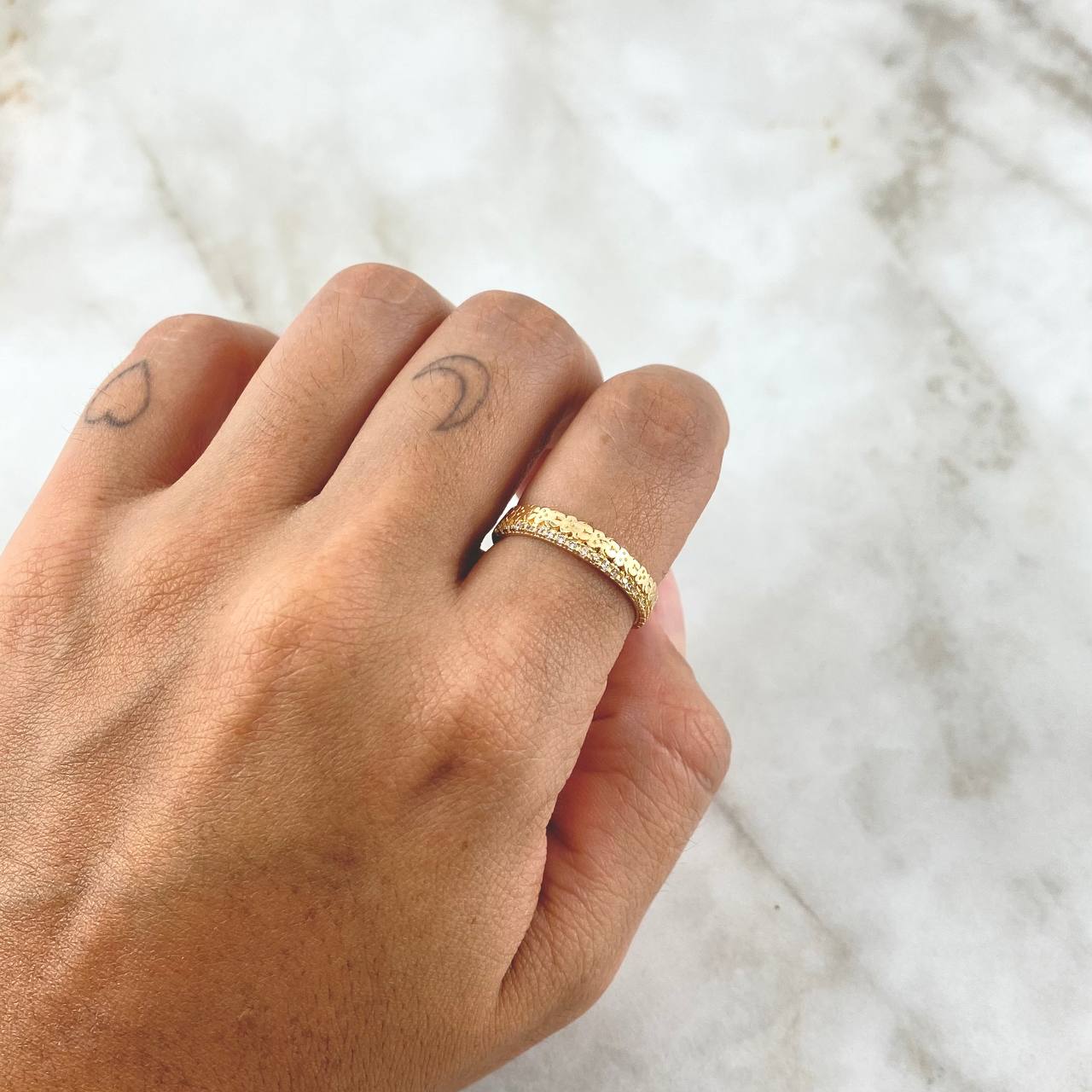 Anillo Oso TS Hilera 2.5gr / T7 3/4 / Circones Blancos Oro Amarillo 18K ©