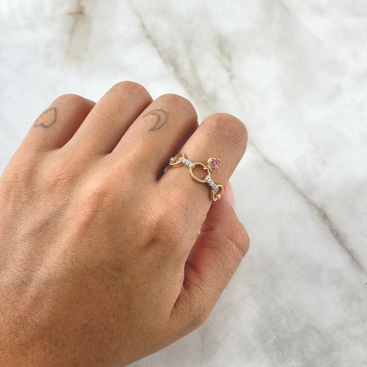 Anillo Aros Entrelazados Corazón Colgante 3gr / T6 3/4 / Circones Blancos Fucsias  Oro Amarillo 18K ©