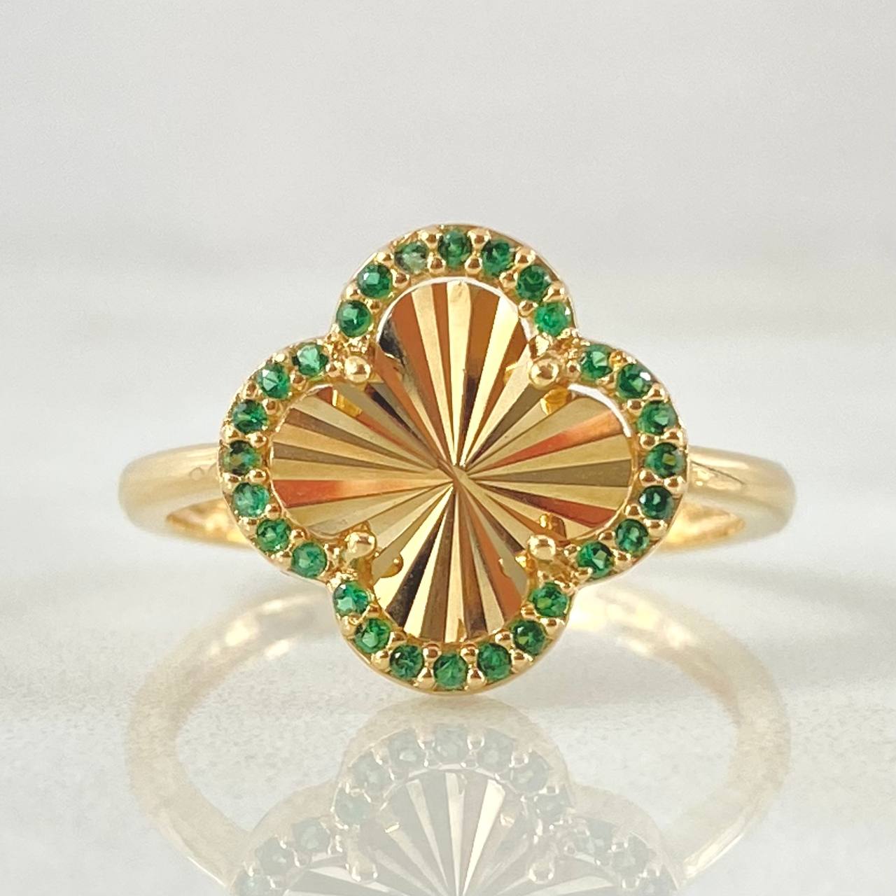 Anillo Trebol Dorado 2.9gr / T7 1/2 / Oro Amarillo 18K
