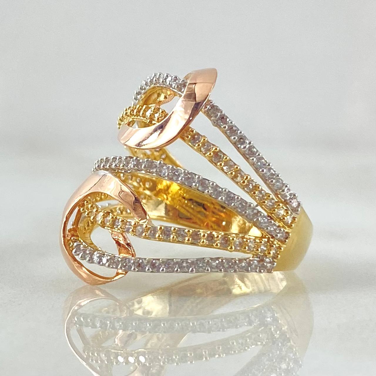 Anillo Curvas Entrelazadas 4.4gr / T6 1/4 / Tres Oros 18K
