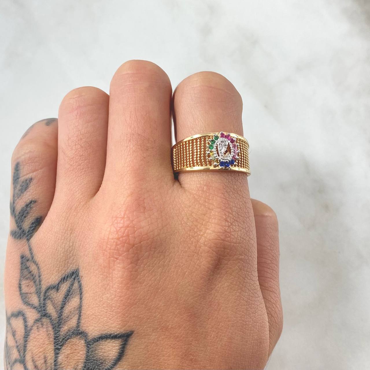 Anillo Punteado Virgen Maria 4.15gr / T8 1/2 / Dos Oros Amarillo Blanco 18K