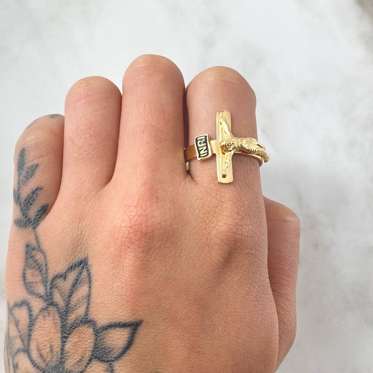 Anillo Cruz Cristo 4.45gr / T9 1/4 / Oro Amarillo 18K