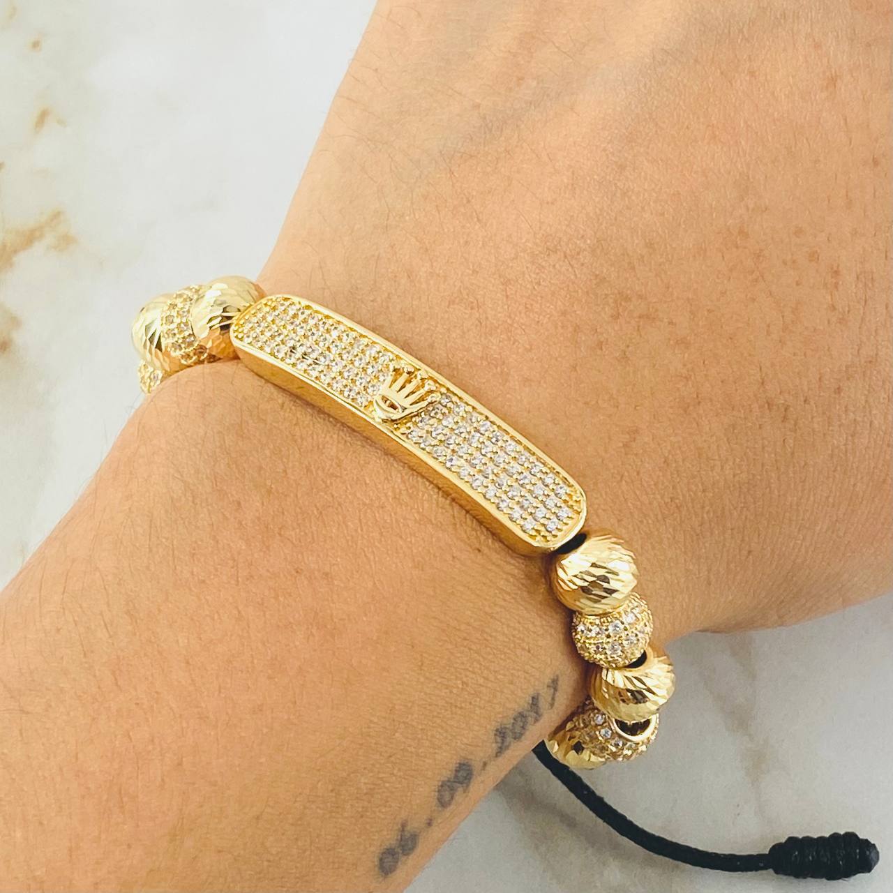 Pulsera Negra Herraje Placa Rectangular Corona 13gr / Oro Amarillo 18K *