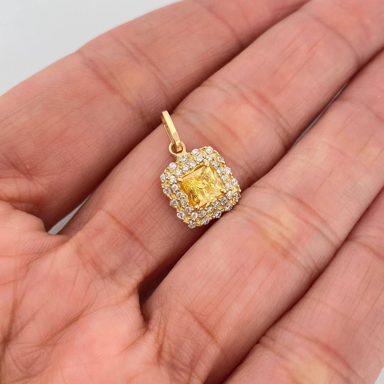 Dije Halo Cuadrado 2.1 g / 2 cm Oro Amarillo 18K