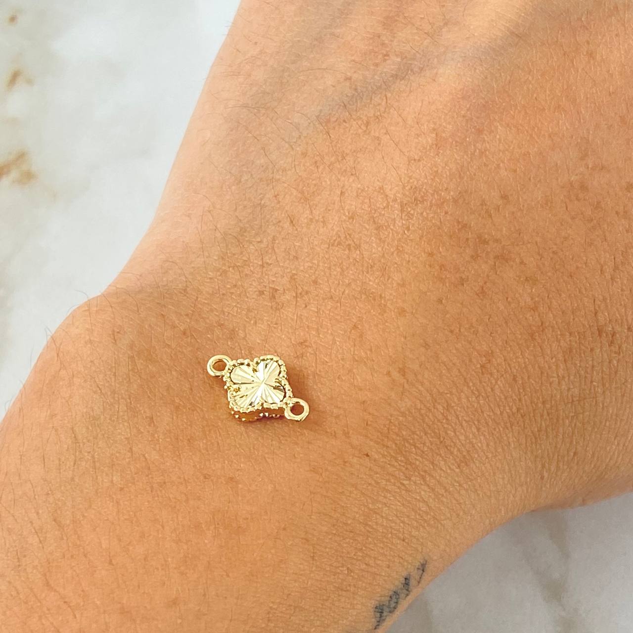 Herraje Trebol Dorado 0.7gr / 1.3cm / Oro Amarillo 18K