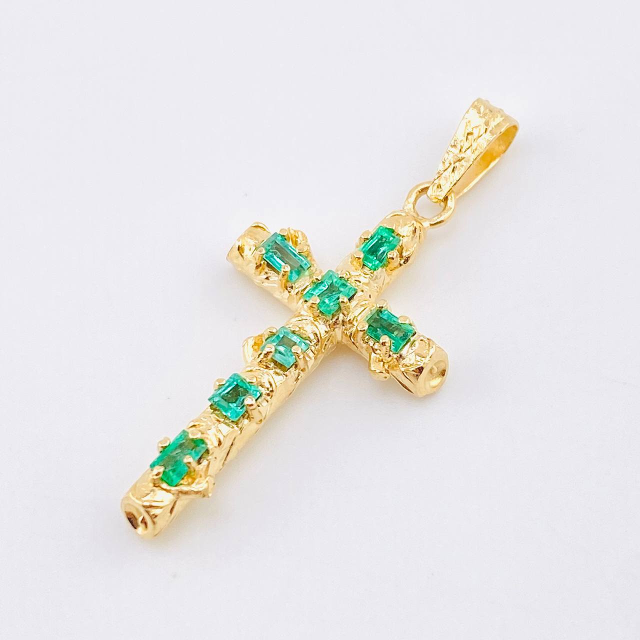 Dije Cruz Tronco Esmeraldas 2.1 Qts 5gr / 5.2cm / Oro Amarillo 18K ©