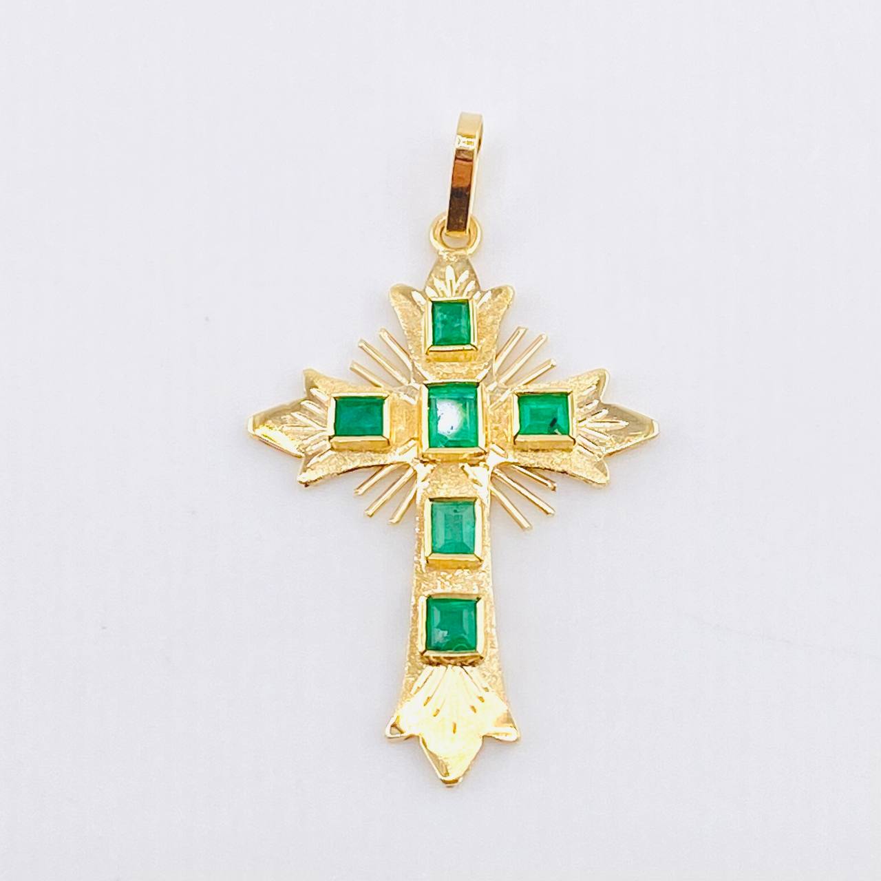 Dije Cruz De Altar Esmeraldas 30pts 1.95gr / 3.5cm / Oro Amarillo 18K ©
