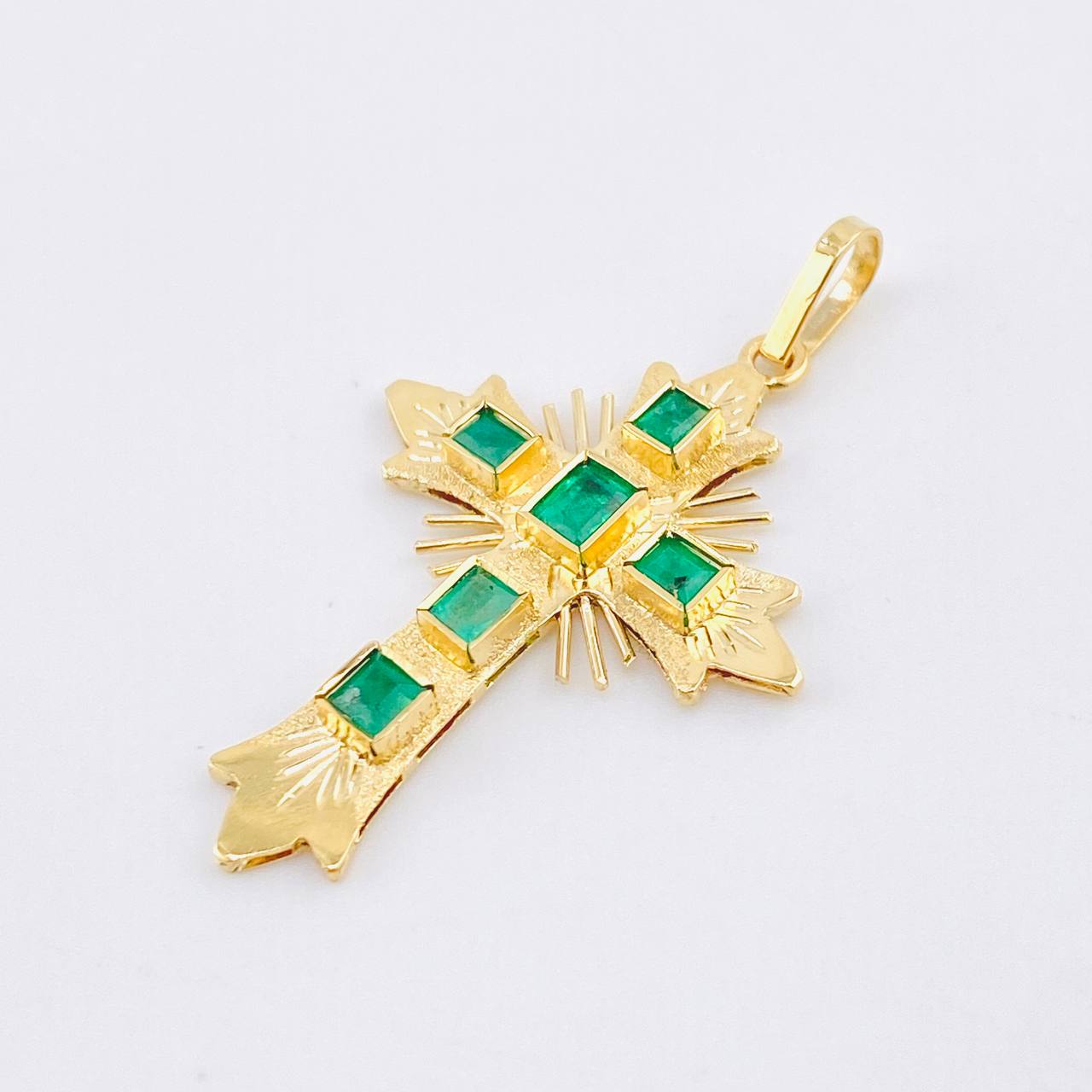 Dije Cruz De Altar Esmeraldas 30pts 1.95gr / 3.5cm / Oro Amarillo 18K ©