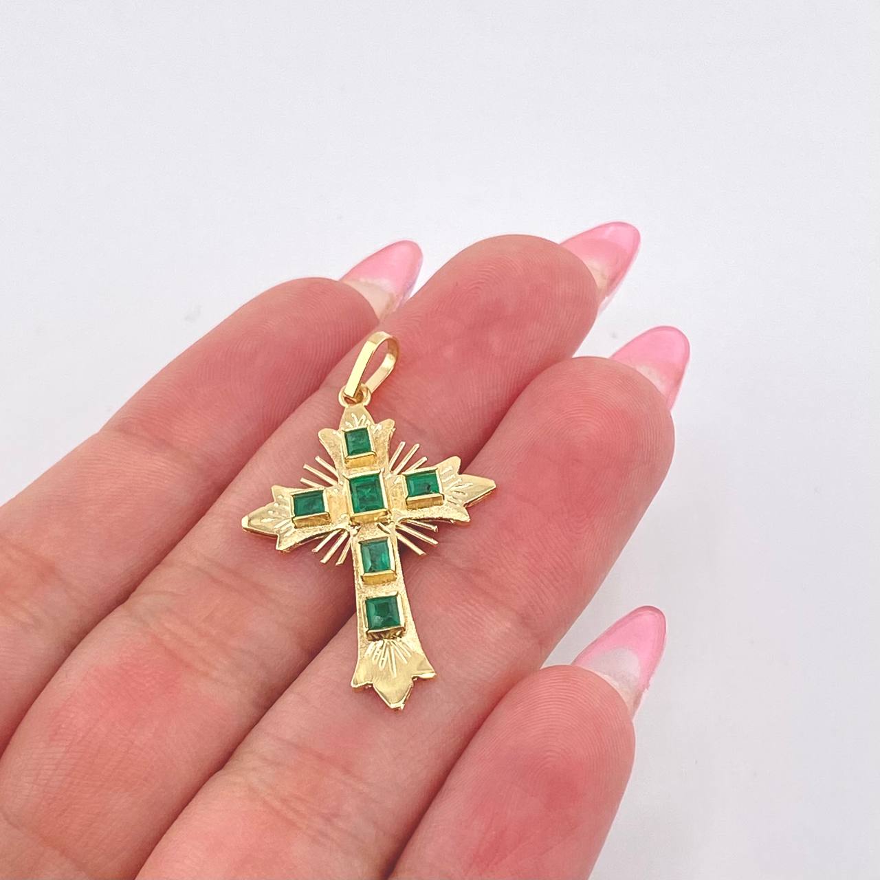 Dije Crúz De Altar Esmeraldas 30pts 1.9gr / 3.5cm / Oro Amarillo 18K ©