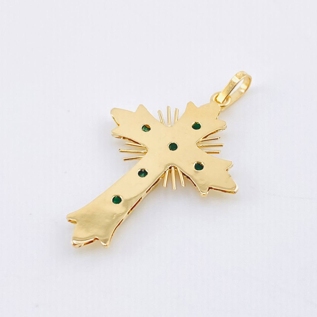 Dije Crúz De Altar Esmeraldas 30pts 1.9gr / 3.5cm / Oro Amarillo 18K ©