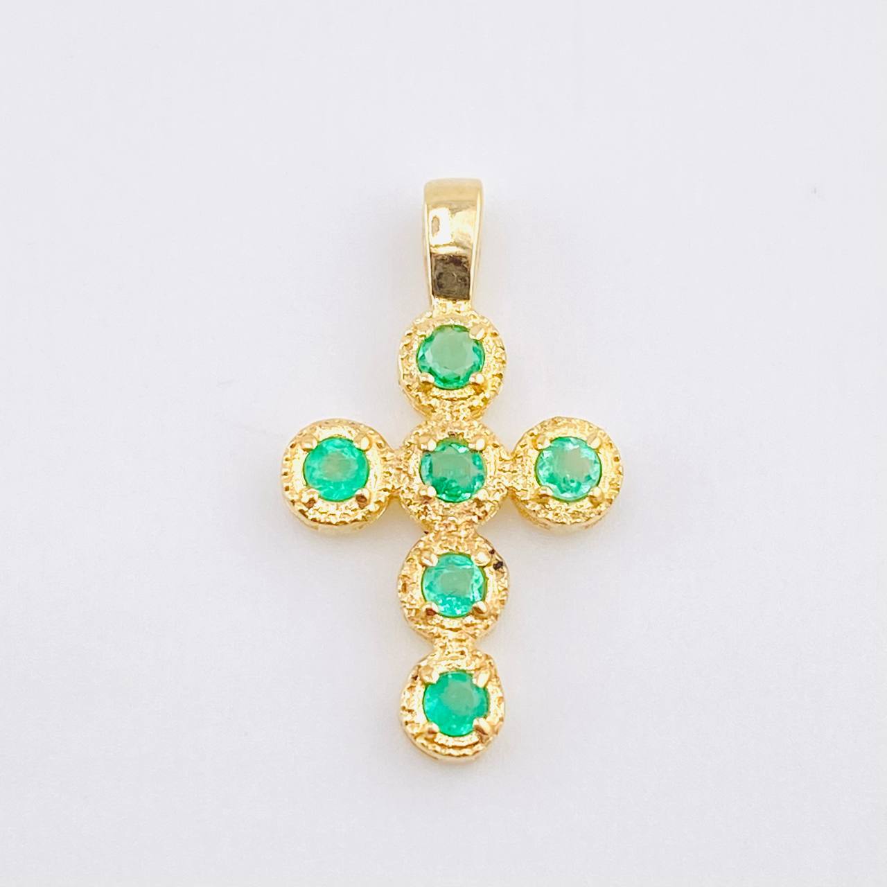 Dije Cruz Circulos Esmeraldas 26pts 1.1gr / 1.9cm / Oro Amarillo 18K ©