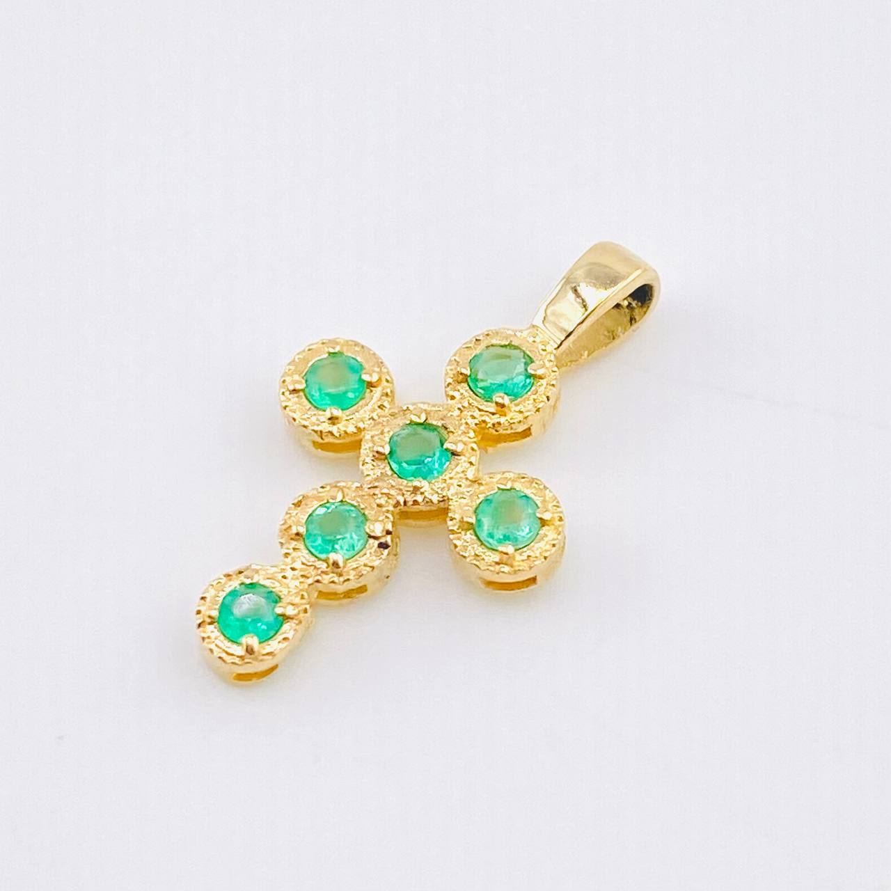 Dije Crúz Mini Aros Esmeraldas 26pts 1.15gr / 2cm / Oro Amarillo 18K ©
