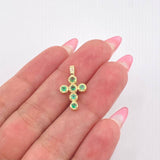 Dije Crúz Mini Aros Esmeraldas 26pts 1.15gr / 2cm / Oro Amarillo 18K ©