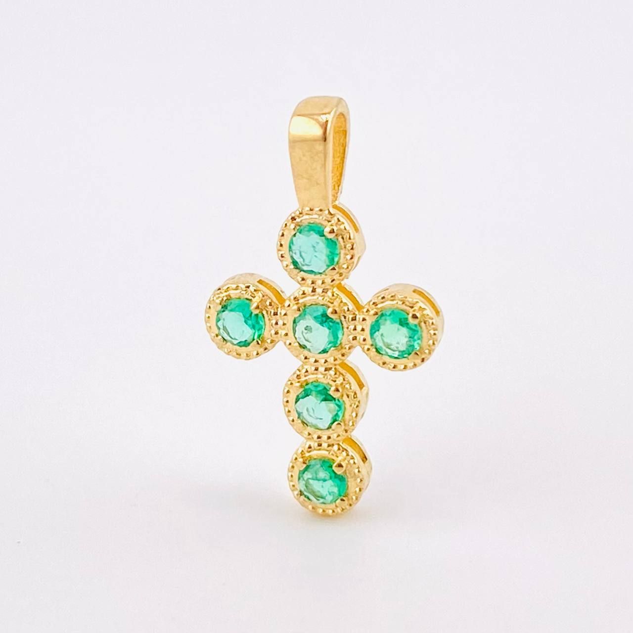 Dije Cruz Circulos Esmeraldas 26pts 1.15gr / 1.9cm / Oro Amarillo 18K ©