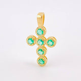 Dije Crúz Mini Aros Esmeraldas 26pts 1.15gr / 2cm / Oro Amarillo 18K ©