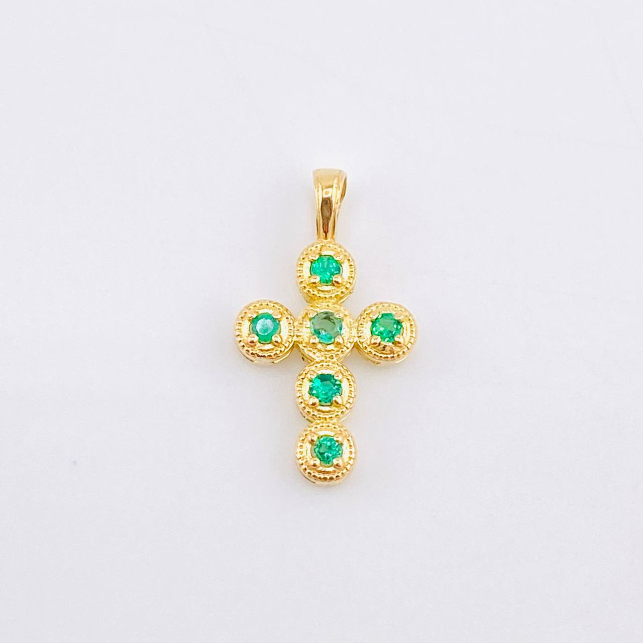 Dije Cruz Circulos 20pts Esmeraldas 0.7gr / 1.7cm / Oro Amarillo 18K *