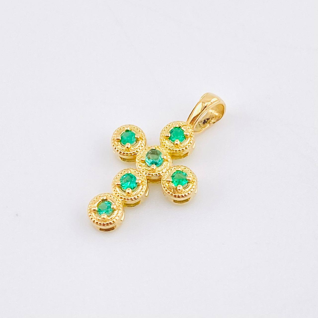 Dije Cruz Circulos Esmeraldas 25pts 0.85gr / 1.7cm / Oro Amarillo 18K ©