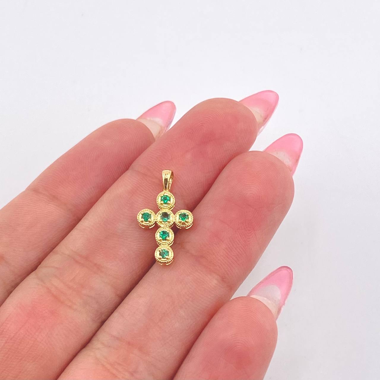 Dije Cruz Mini Aros Esmeraldas 25pts 0.8gr / 1.7cm / Oro Amarillo 18K