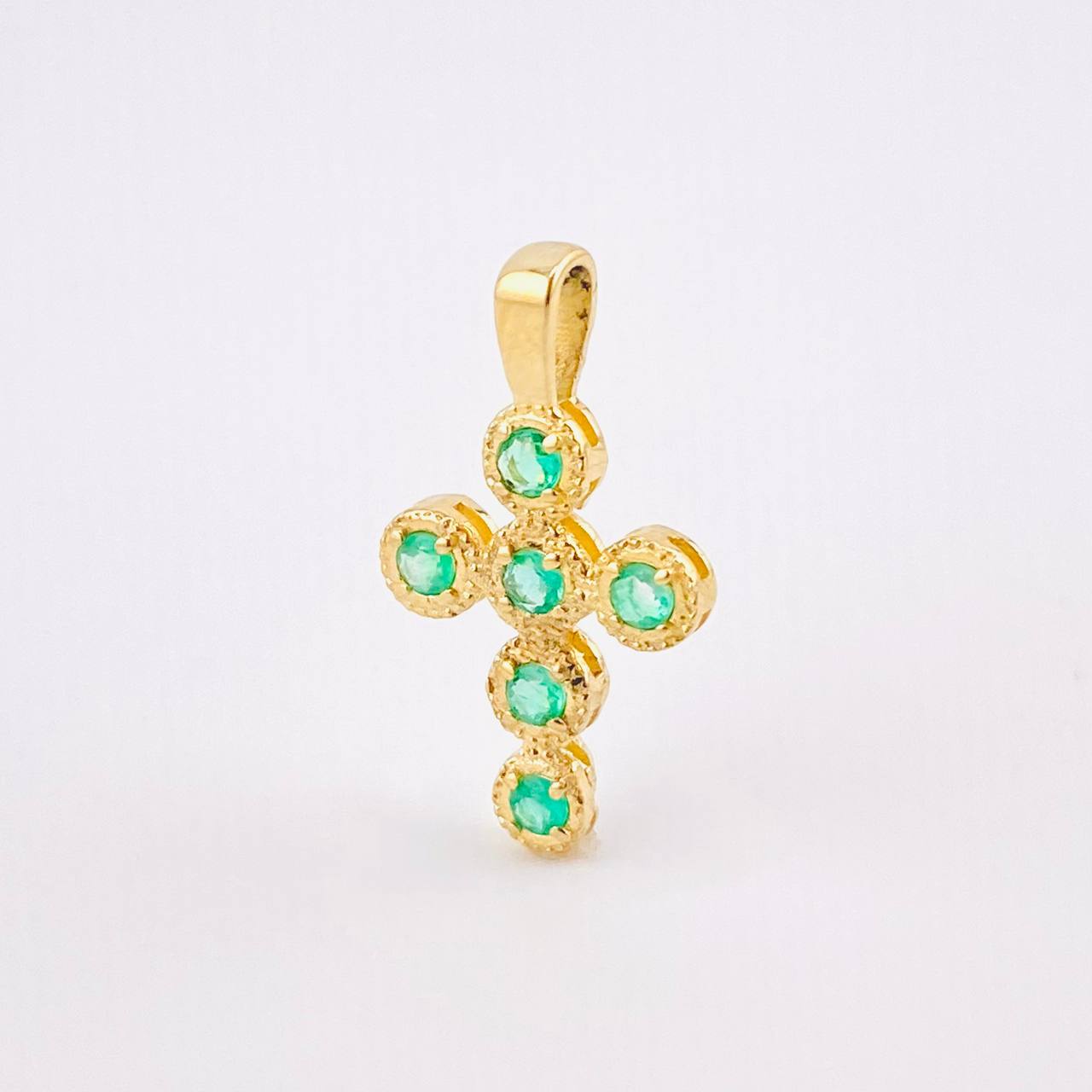 Dije Cruz Circulos 20pts Esmeraldas 0.7gr / 1.7cm / Oro Amarillo 18K *