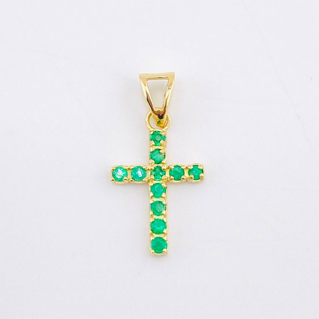 Dije Crúz Tupida 11pts Esmeraldas 0.7gr / 2cm / Oro Amarillo 18K *