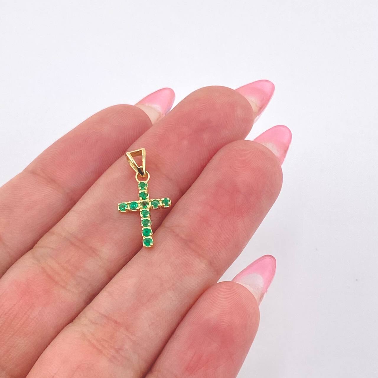 Dije Crúz Tupida Esmeraldas 24pts 0.65gr / 2cm / Oro Amarillo 18K ©