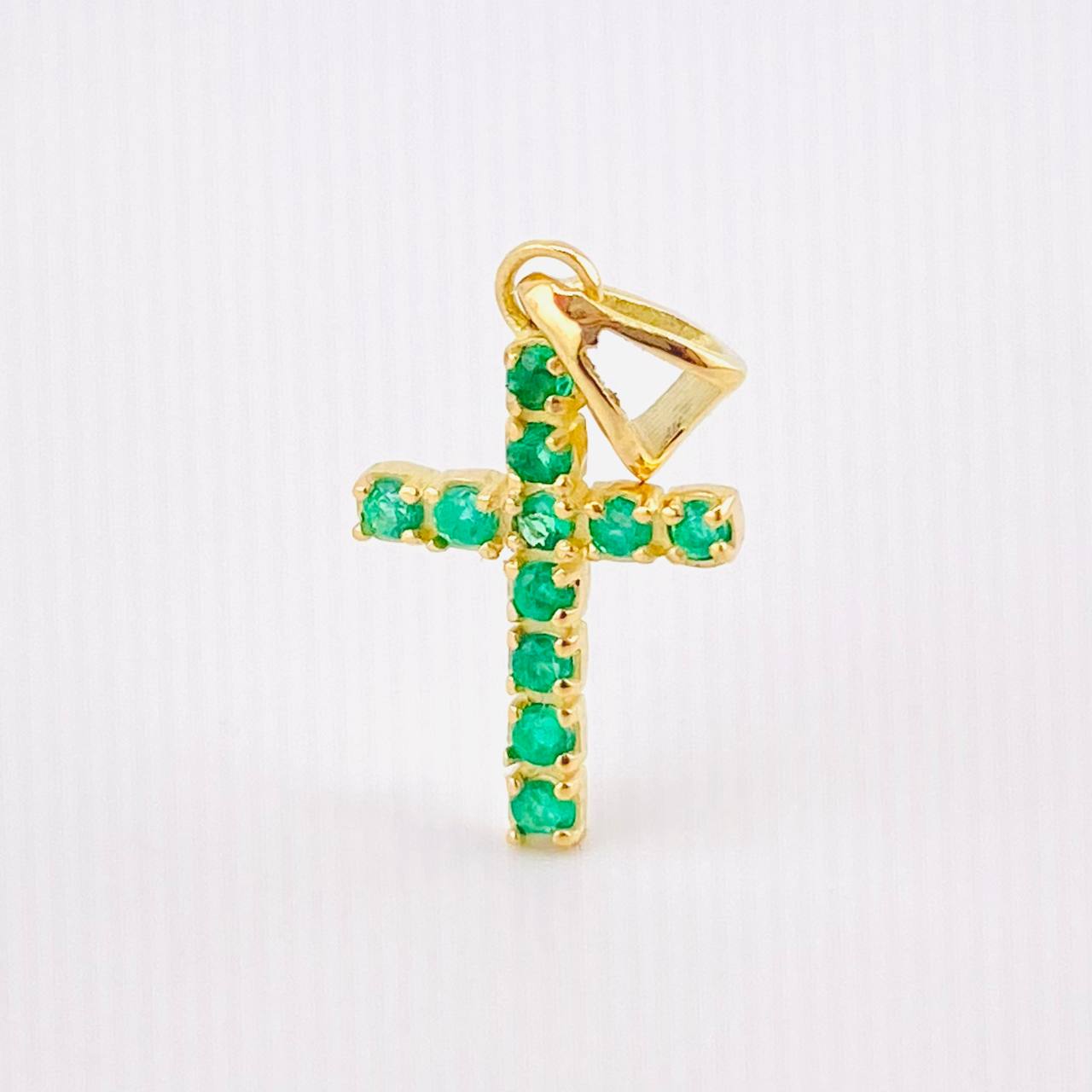 Dije Crúz Tupida 11pts Esmeraldas 0.7gr / 2cm / Oro Amarillo 18K *