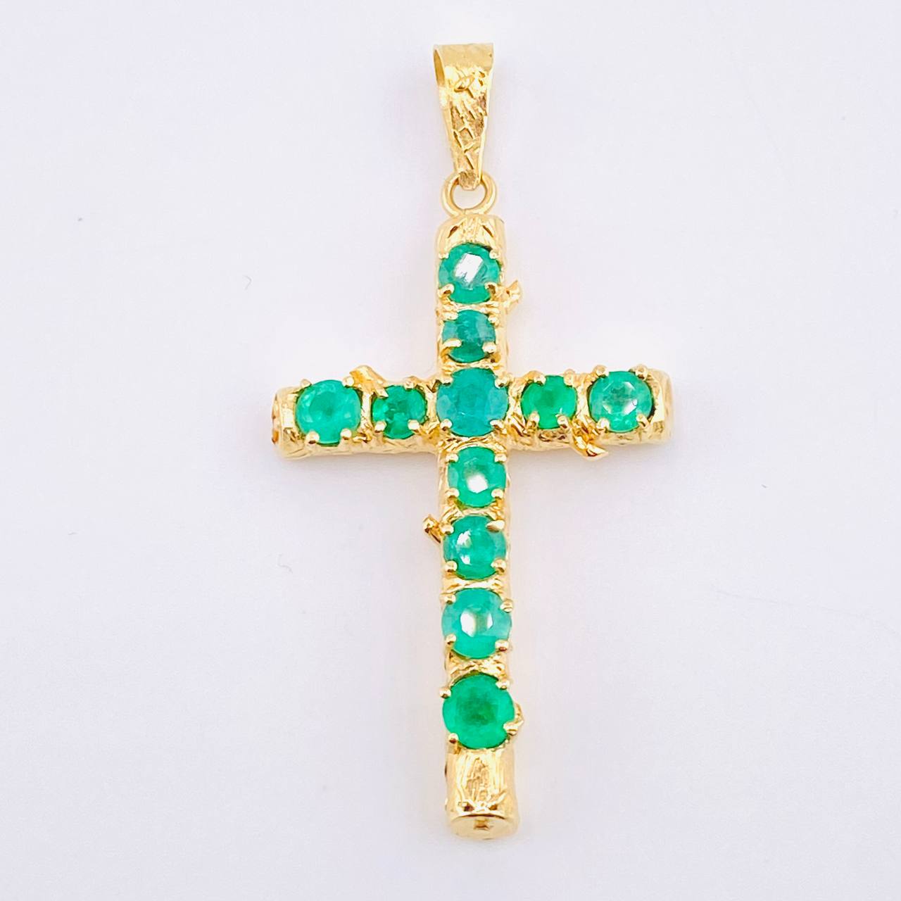 Dije Crúz Tronco Esmeraldas 2.1 Qts 7.4gr / 6cm / Oro Amarillo 18K ©