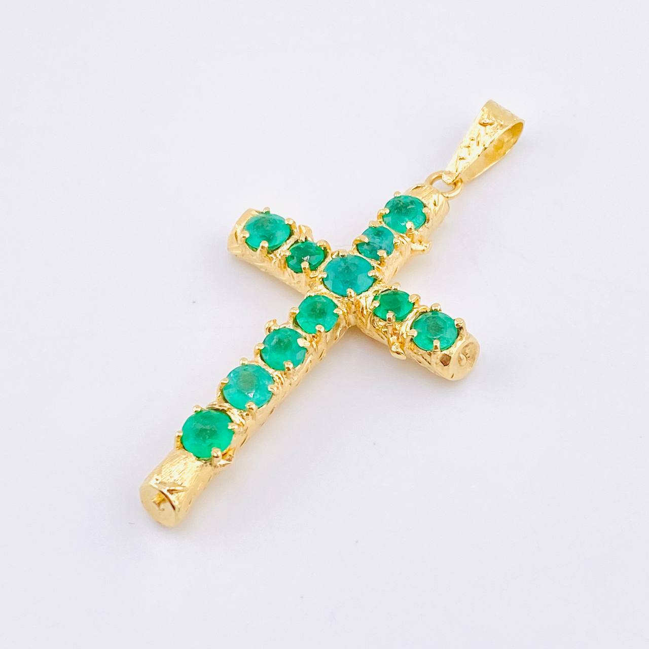 Dije Crúz Tronco Esmeraldas 2.1 Qts 7.4gr / 6cm / Oro Amarillo 18K ©