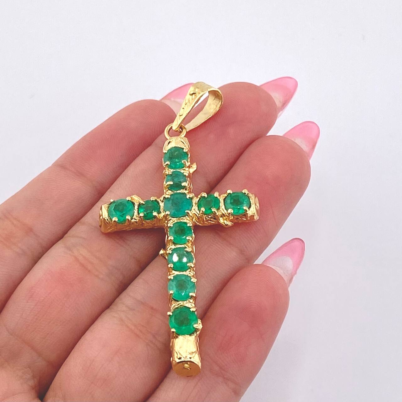 Dije Crúz Tronco Esmeraldas 2.1 Qts 7.4gr / 6cm / Oro Amarillo 18K ©