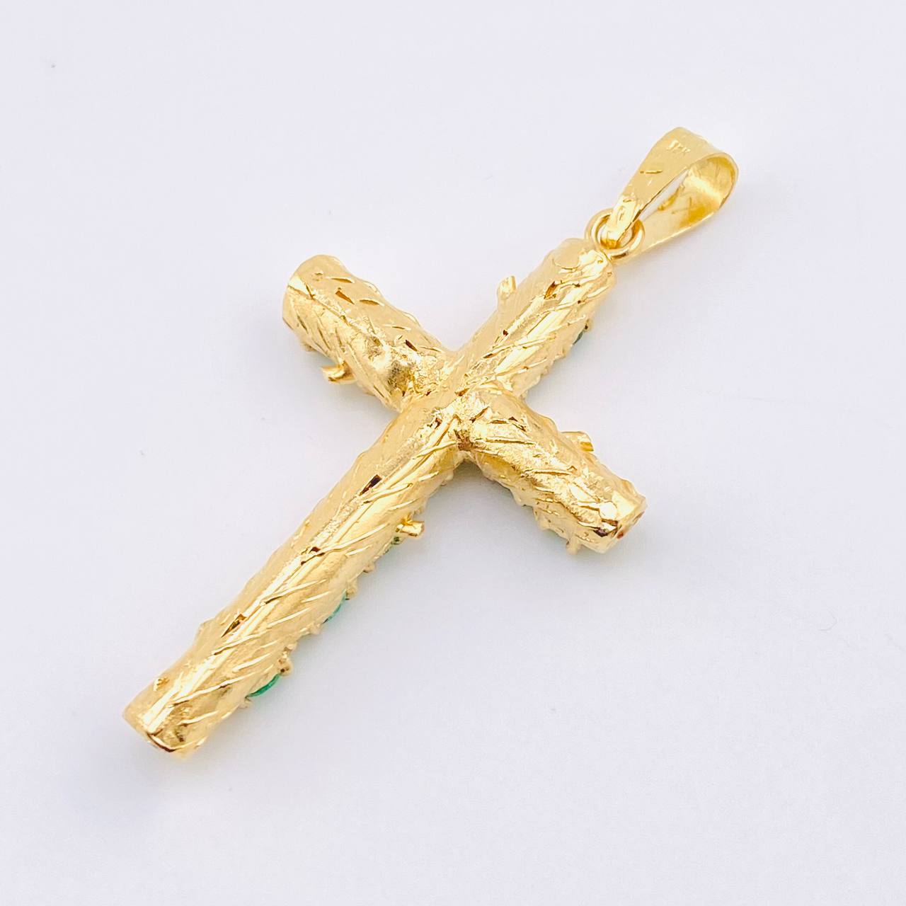 Dije Crúz Tronco Esmeraldas 2.1 Qts 7.4gr / 6cm / Oro Amarillo 18K ©