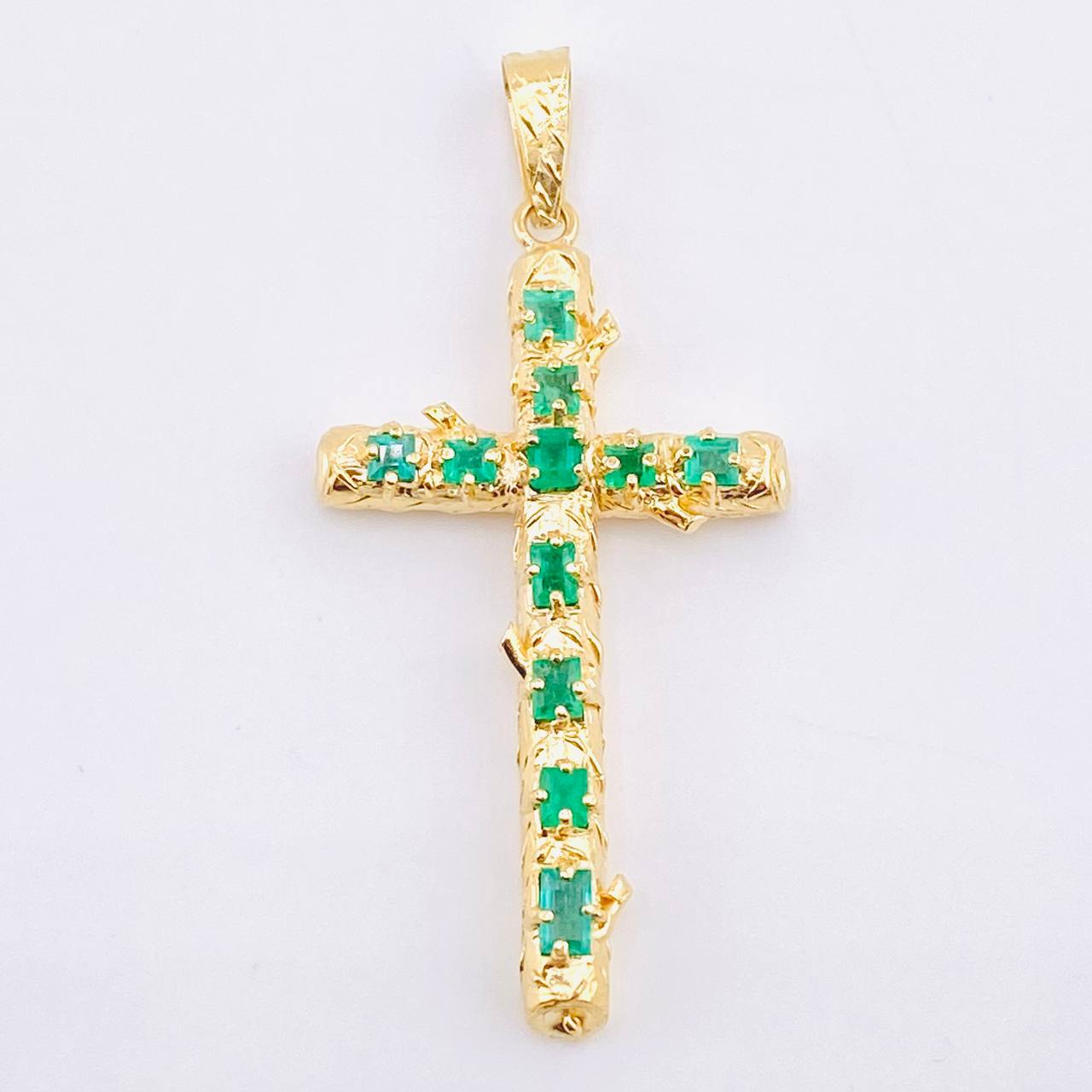 Dije Crúz Tronco Esmeraldas 2.1 Qts 6gr / 5.5cm / Oro Amarillo 18K ©