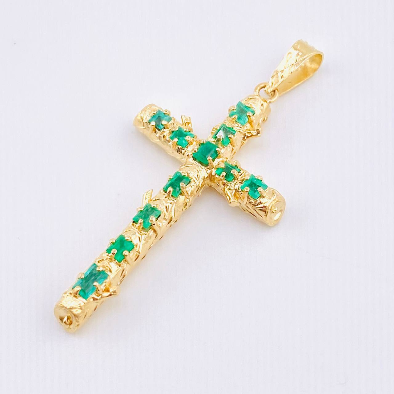 Dije Crúz Tronco Esmeraldas 2.1 Qts 6gr / 5.5cm / Oro Amarillo 18K ©