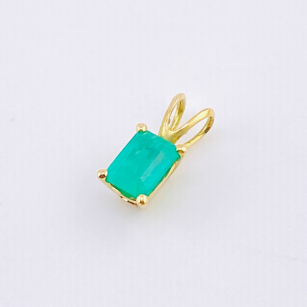 Dije Rectangulo Esmeralda 1 Qts 1.05gr / 1.2cm / Oro Amarillo 18K ©