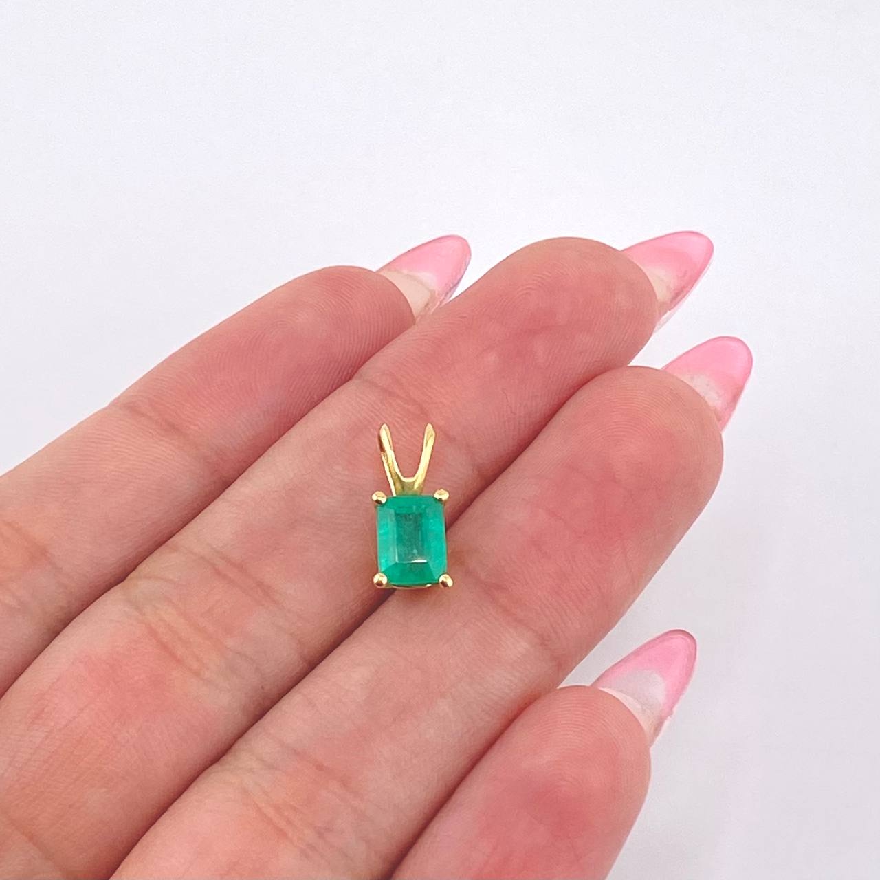 Dije Rectangulo Esmeralda 1 Qts 1.05gr / 1.2cm / Oro Amarillo 18K ©