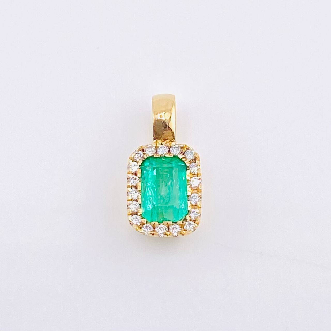 Dije Rectangulo Tupido Esmeralda 60pts Diamantes 26pts 1.35gr / 1.2cm / Oro Amarillo 18K ©