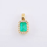 Dije Rectangulo Tupido Esmeralda 60pts Diamantes 26pts 1.35gr / 1.2cm / Oro Amarillo 18K ©