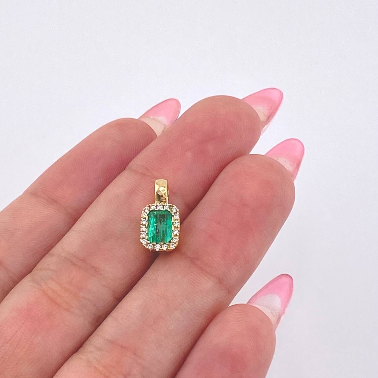 Dije Rectangulo Tupido Esmeralda 60pts Diamantes 26pts 1.35gr / 1.2cm / Oro Amarillo 18K ©