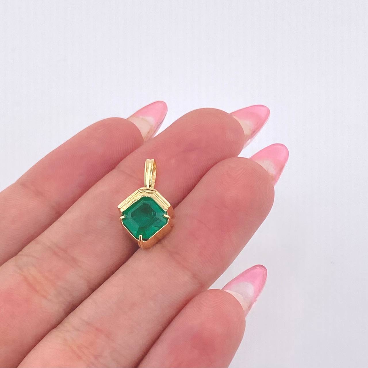 Dije Vertice Amplio Esmeralda 1.46 Qts 1.75gr / 1.7cm / Oro Amarillo 18K ©