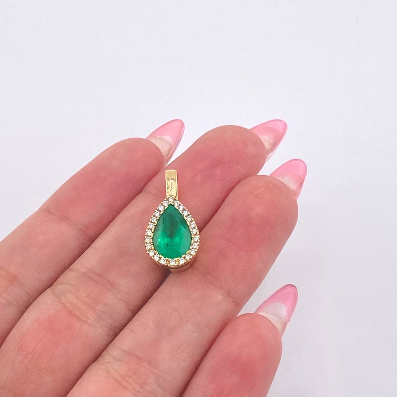 Dije Gota Tupida Esmeralda 2.5 Qts Diamantes 1.4 Qts 2.95gr / 1.7cm / Oro Amarillo 18K ©