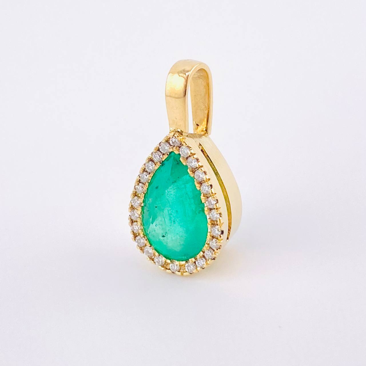 Dije Gota Tupida Esmeralda 2.5 Qts Diamantes 1.4 Qts 2.95gr / 1.7cm / Oro Amarillo 18K ©