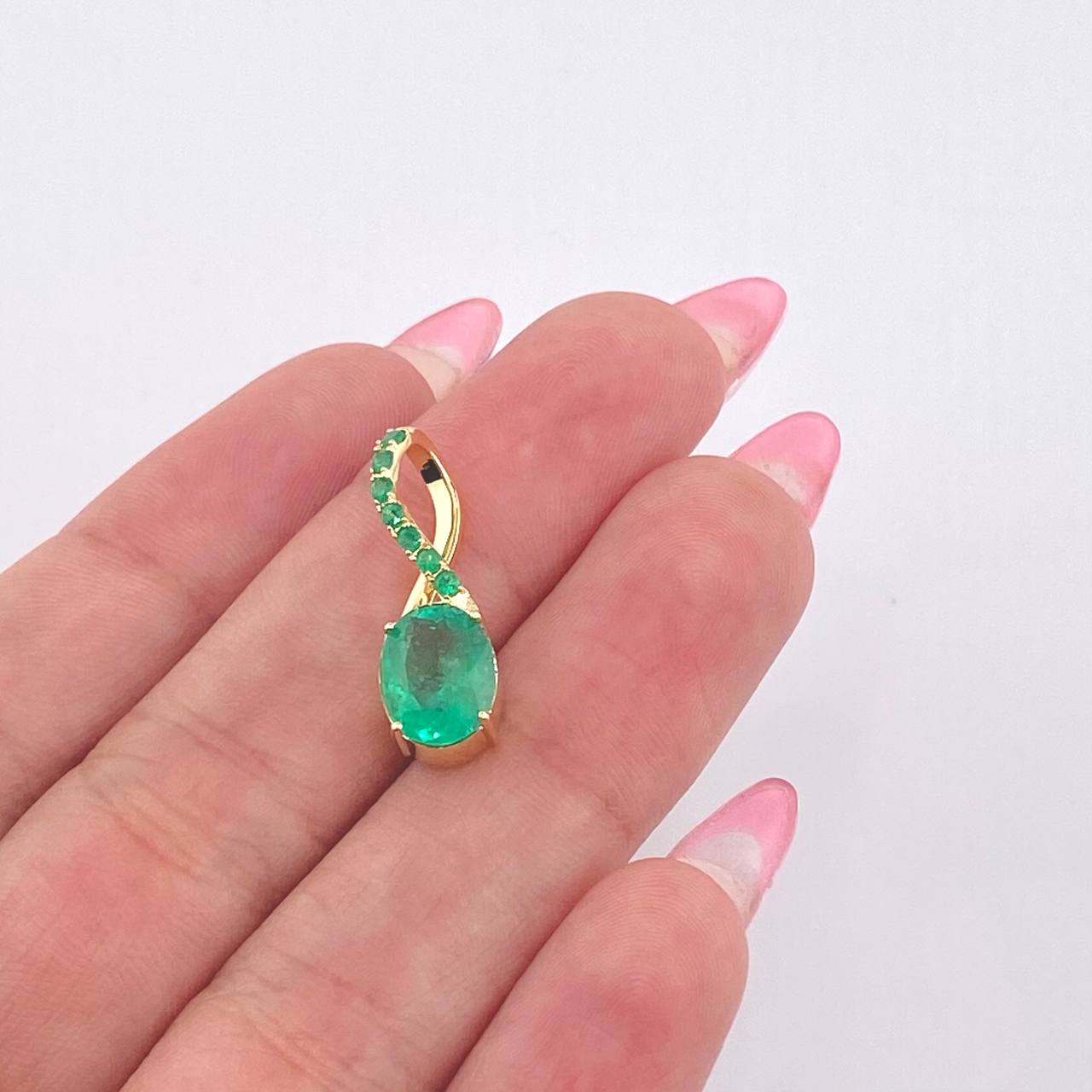 Dije Ovalo Atómico Esmeraldas 1.82 Qts 2gr / 2cm / Oro Amarillo 18K ©