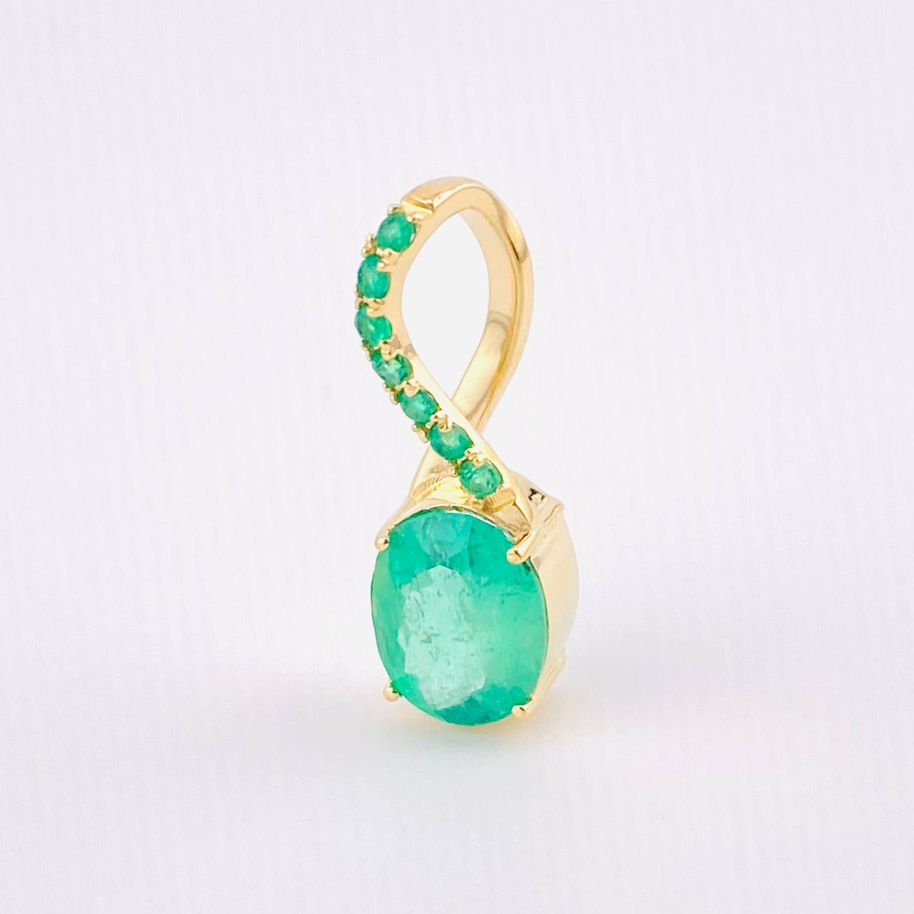 Dije Ovalo Atómico Esmeraldas 1.82 Qts 2gr / 2cm / Oro Amarillo 18K ©