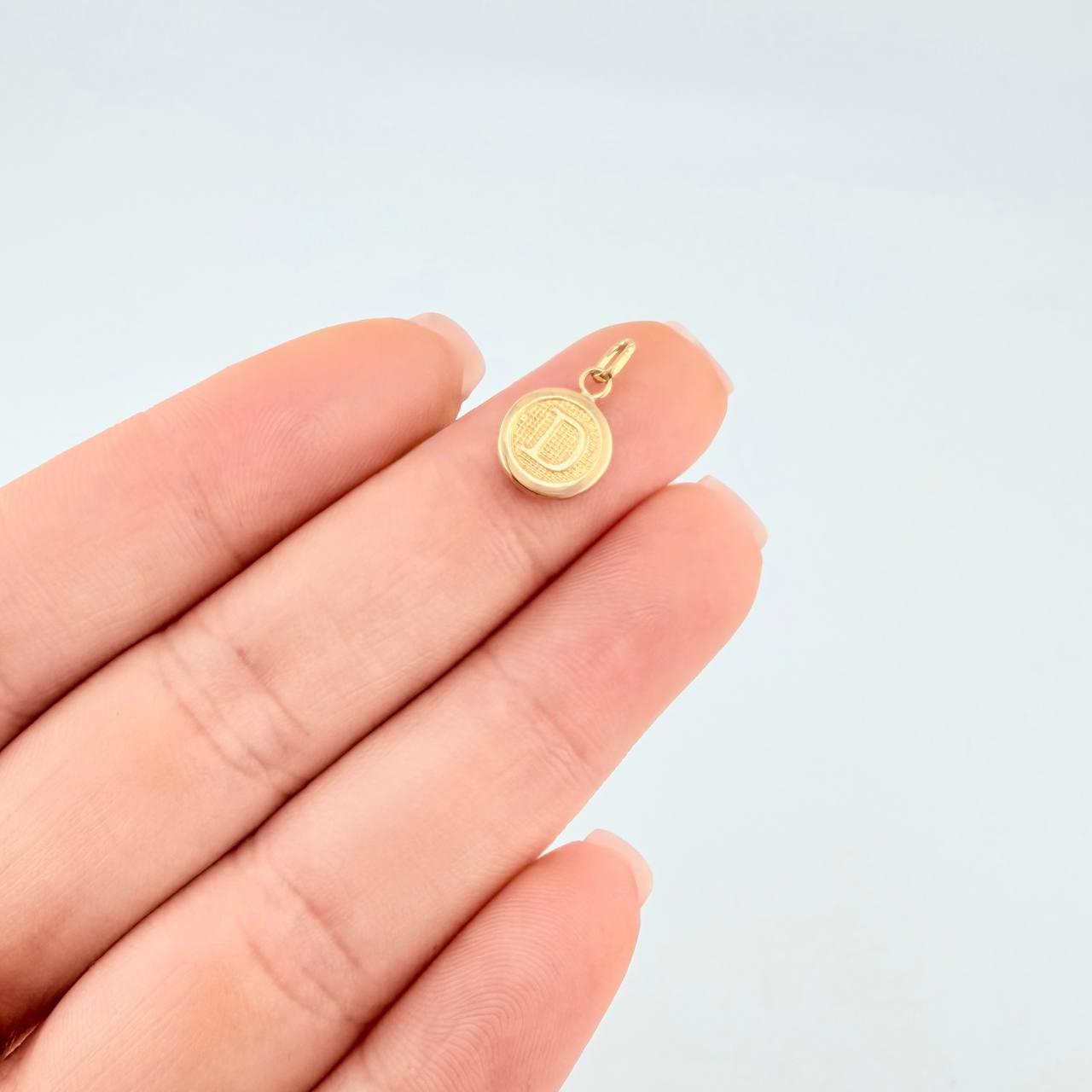 Dije Letra D Circulo 0.4 g / 1.5 cm Oro Amarillo 18K