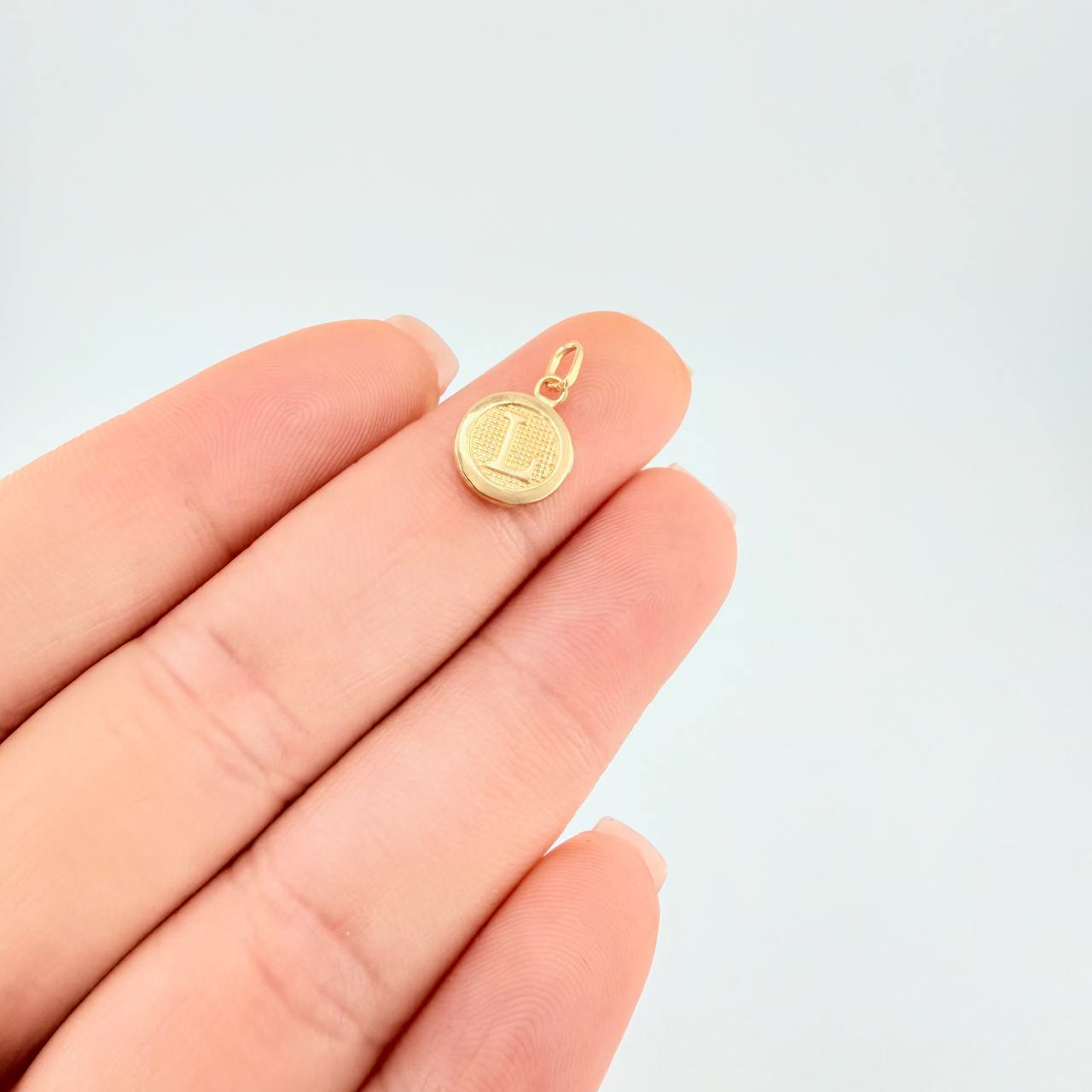 Dije Letra L Circulo 0.4 g / 1.5 cm Oro Amarillo 18K