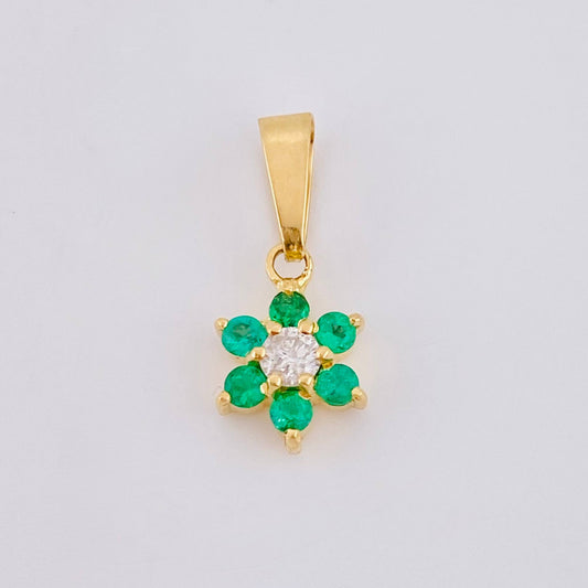 Dije Flor Driada Diamante 8pts Esmeraldas 9pts 0.75gr / 1.6cm / Oro Amarillo 18K