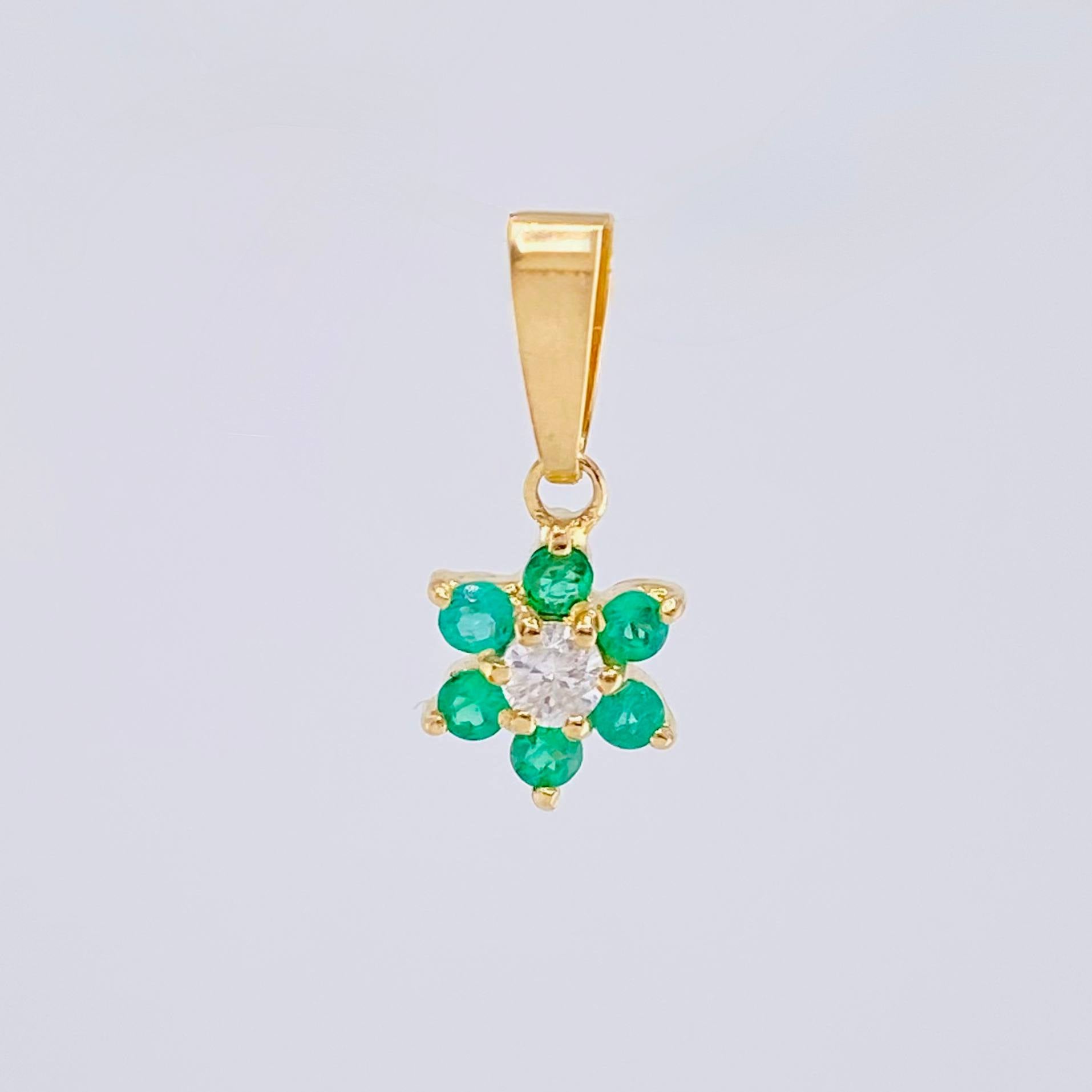 Dije Flor Driada Diamante 8pts Esmeraldas 9pts 0.75gr / 1.6cm / Oro Amarillo 18K