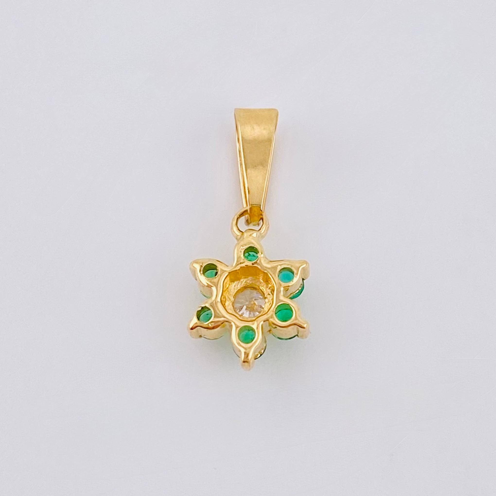 Dije Flor Driada Diamante 8pts Esmeraldas 9pts 0.75gr / 1.6cm / Oro Amarillo 18K
