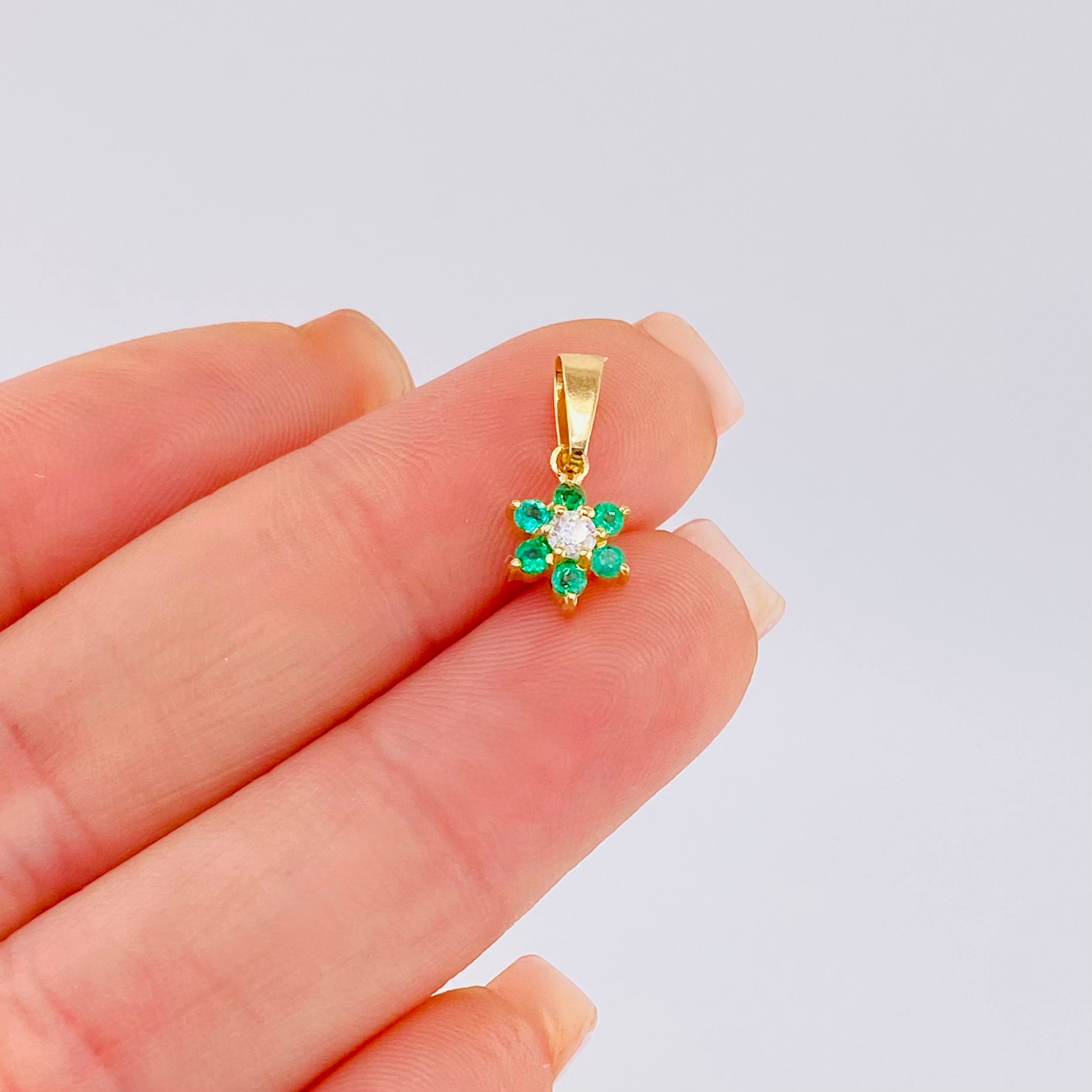 Dije Flor Driada Diamante 8pts Esmeraldas 9pts 0.75gr / 1.6cm / Oro Amarillo 18K